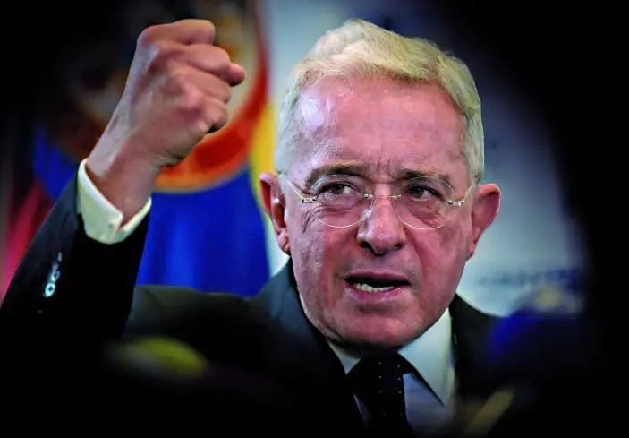 El expresidente Uribe está bajo prisión domiciliaria en Rionegro, oriente de Antioquia. Su defensa buscará revertir la decisión en segunda instancia. FOTO: AFP