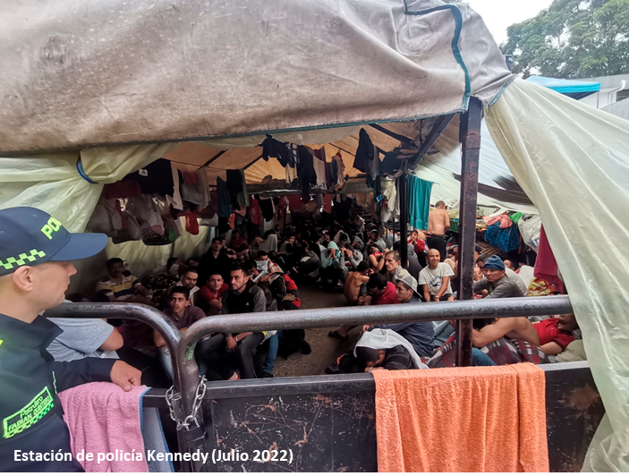 La situación de hacinamiento en la estación policial de Kennedy, en Bogotá, ha sido objeto de debate en el Concejo. FOTO: Tomada de @ConcejalMandyG.