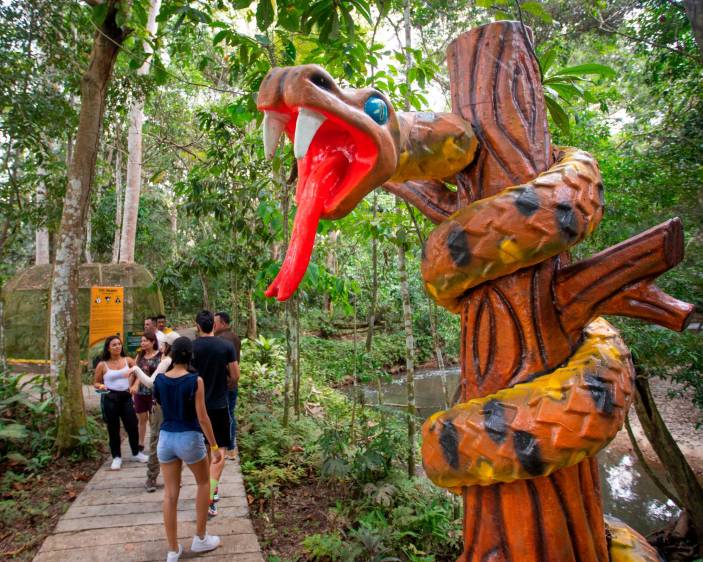 El recorrido está ambientado con grandes figuras que representan animales que hacen parte de la geografía amazónica. Foto: Esneyder Gutiérrez
