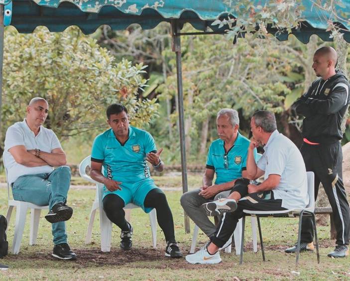 Fernando Salazar máximo accionista de Águilas Doradas junto al técnico César Farías y otros miembros del cuerpo técnico del equipo. FOTO TOMADA @AGUILASDORADAS
