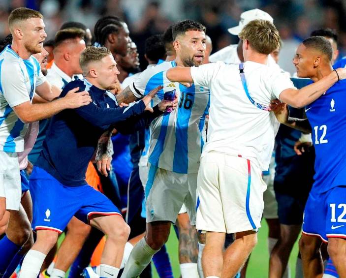 Uno de los jugadores señalados de empezar la bronca en el campo, tras el final del compromiso es Nicolás Otamendi, quien hizo parte del equipo campeón del Mundo en Qatar. FOTO TOMADA @PARIS2024