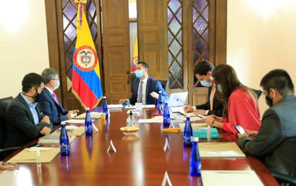 La reunión entre el ministro del Interior, Daniel Palacio, y el gobernador (e) Luis Fernando Suárez se realizó en Bogotá y contó con la presencia de varios asesores. FOTO cortesía ministerio del Interior