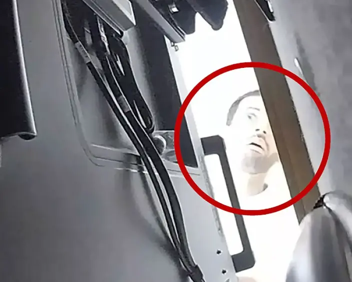 Este es Abdulrahman Alfozan, el ingeniero que habría estado espiando a ejecutivos de OpenAI. El ingeniero fue captado cuando estaba mirando el dispositivo de grabación que instaló. FOTO: Cortesía Departamento de Justicia de EE.UU.