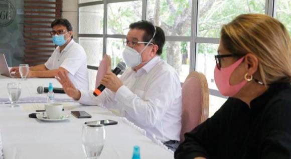 Fernando Ruiz Gómez (centro) ministro de Salud y la Protección Social. FOTO: cortesía Ministerio de Salud.