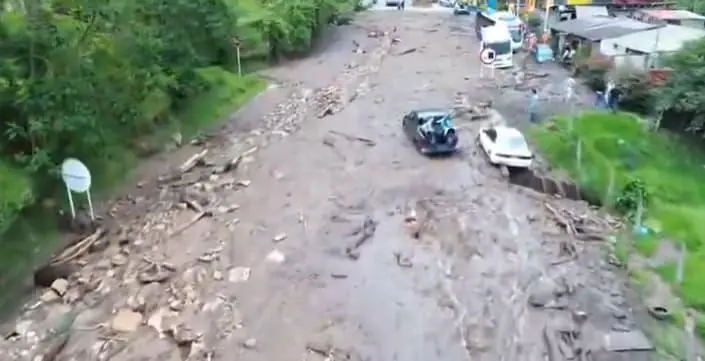Autoridades mantienen monitoreo constante en los puntos críticos de la vía Mosquera–La Mesa ante el riesgo de nuevos deslizamientos por lluvias. FOTO: Captura de video. 