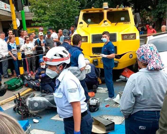 En la colisión un motociclista resultó herido, según las primeras imágenes difundidas por Denuncias Antioquia. FOTO DENUNCIAS ANTIOQUIA