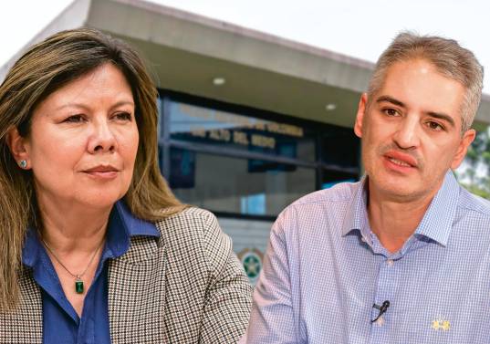 La fiscal Luz Adriana Camargo, el gobernador Andrés Julián Rendón, y detrás uno de los CAI en plena operación. FOTO ARCHIVO
