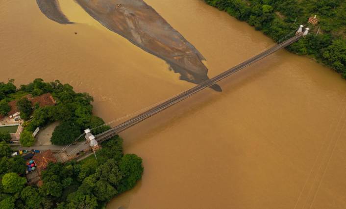 Cada siglo tuvo un puente para cruzar el río Cauca y llegar a Urabá