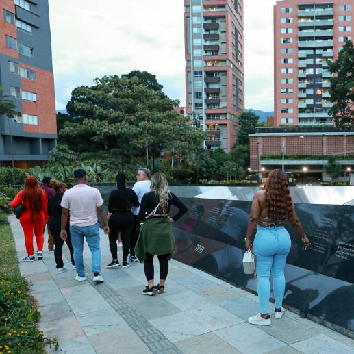 Día y noche llegan al parque conmemorativo excursiones, los hay de todo tipo, los que se interesan y conmueven por la solemnidad del lugar y los que arman fiesta al son del licor. <b><span class="mln_uppercase_mln"> </span></b>FOTO<b><span class="mln_uppercase_mln"> manuel saldarriaga</span></b>