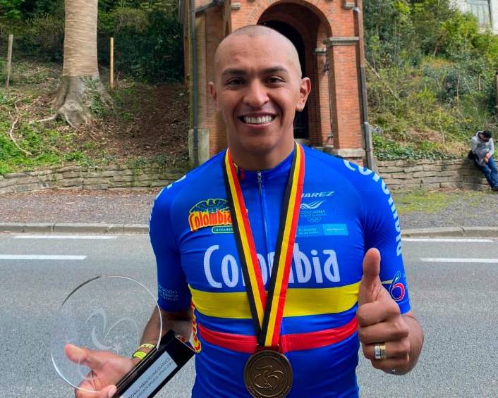 Diego Dueñas celebra su triunfo en la clásico de paraciclismo en Bélgica. FOTO CORTESÍA COMITÉ PARALÍMPICO COLOMBIANO