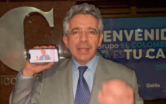 El candidato Gómez Martínez puso en un celular el debate y con el otro iba grabando sus respuestas. FOTO: TOMADA DE TWITTER