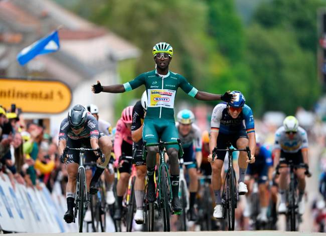 ¿Quién es Binian Girmay, el ciclista africano que ha ganado dos etapas