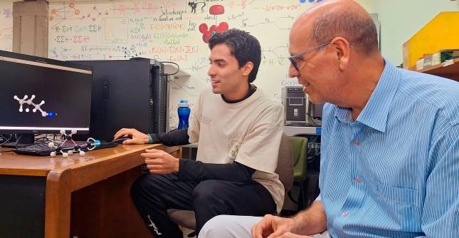 El profesor Albeiro Restrepo (izquierda) y el estudiante Jhoan Londoño (derecha) lideraron desde la UdeA el estudio sobre moléculas insaturadas en el espacio. FOTO cortesía Universidad de Antioquia