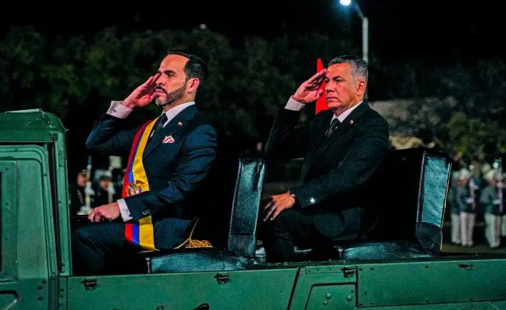 El presidente De la Espriella junto al ministro de Defensa, Jorge Eduardo Mora, en un vehículo militar en el Cantón Nápoles, sur de Cali. FOTO: FUERZAS MILITARES DE COLOMBIA