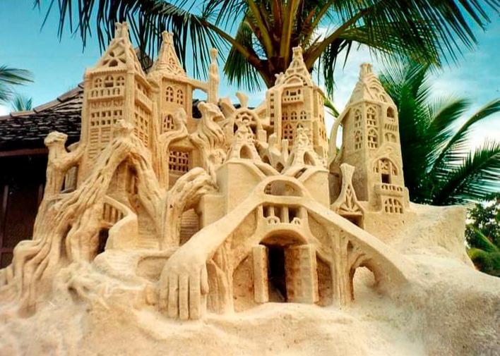 Artista que viaja por el mundo construyendo castillos de arena aterrizó en Parques del Río y pide que no lo saquen