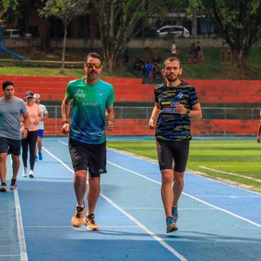 Ignacio Gaviria y Santiago Jaramillo realizaron los últimos entrenamientos en la pista atletismo de El Dorado, en Envigado. <span class="mln_uppercase_mln">FOTO</span> <b><span class="mln_uppercase_mln">camilo suárez</span></b>