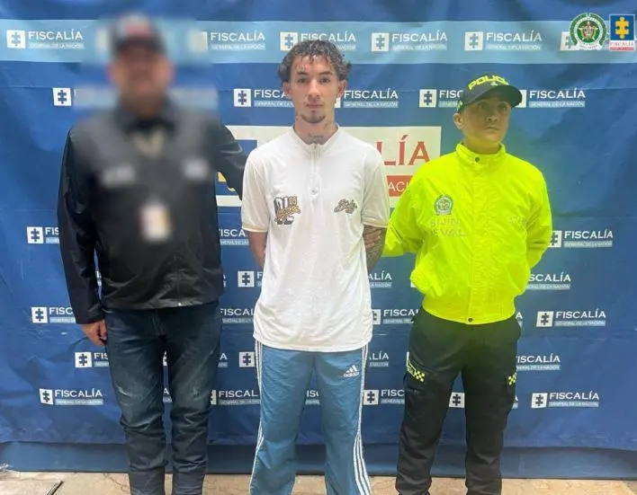 El hombre fue detenido por la Sijin y el CTI en Medellín. FOTO: Cortesía Fiscalía General