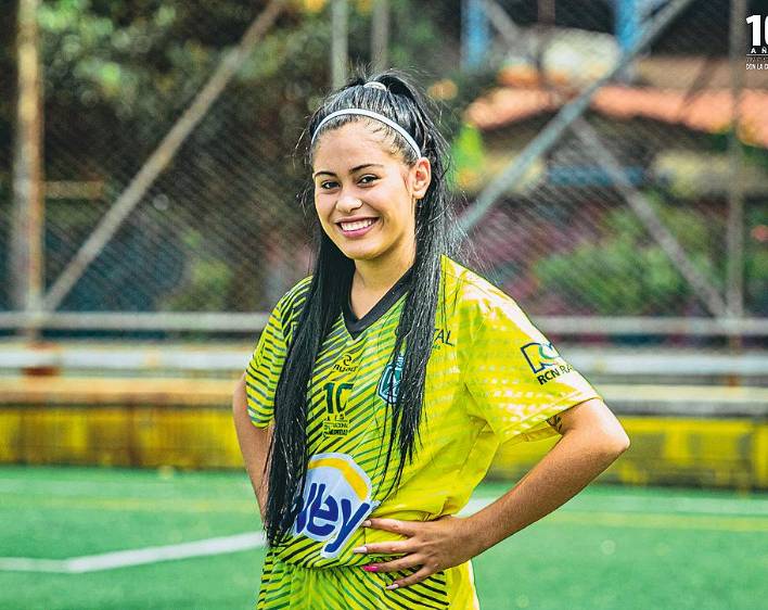 Ellas sacan la garra femenina en dos familias con tradición futbolera