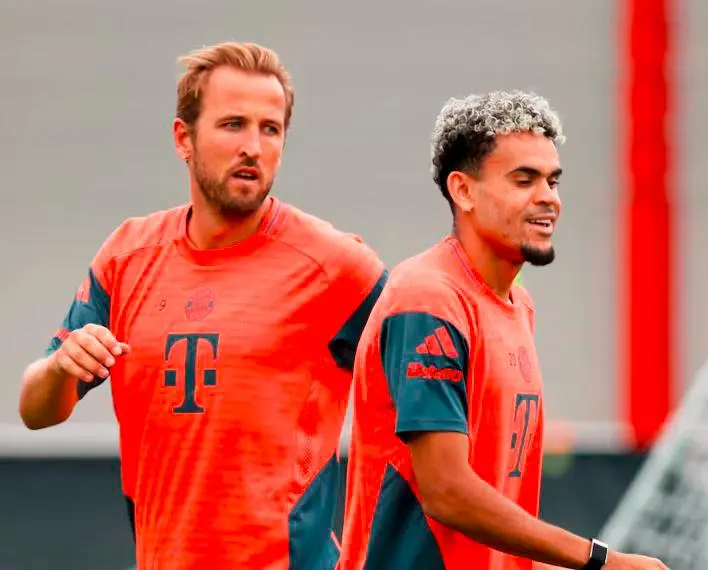 Harry Kane junto a Luis Díaz en los entrenamientos del Bayern de Múnich. FOTO AFP