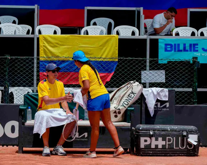 El capitán de Colombia, Alejandro González, dando unas indicaciones a Valentina Mediorreal, en la serie ante Venezuela. FOTO CORTESÍA 