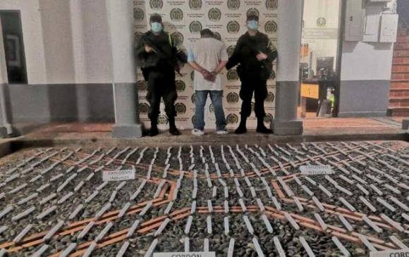 Una de las incautaciones tuvo lugar en la vía entre Santa Fe de Antioquia y Dabeiba, donde fueron incautadas 308 barras de indugel, 100 estopines y 1.200 metros de cordón de mecha lenta. Foto: Policía Antioquia