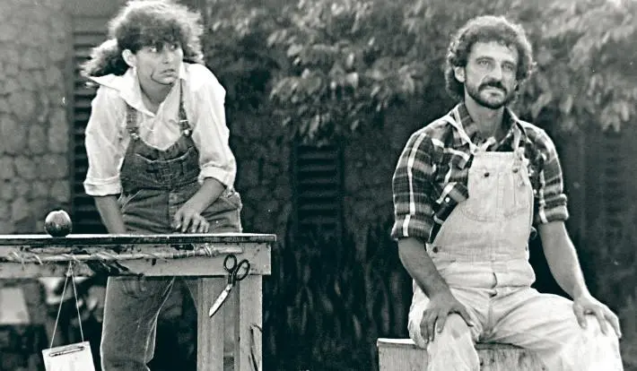 Brígida Tobón y Carlos Mario Aguirre durante la presentación de la obra El pupilo que quiso ser tutor, en el teatro al aire libre de la Universidad de Antioquia, en 1983.