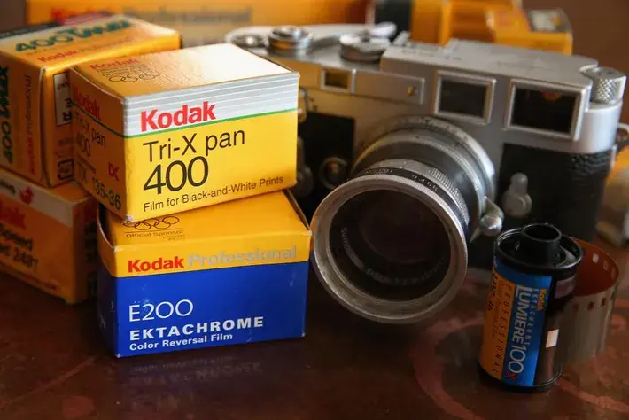 Kodak fue pionera en la democratización de la fotografía, pero su lenta adaptación al mundo digital provocó su declaración de bancarrota en 2012, y ahora enfrenta un nuevo capítulo crítico en su historia. FOTO: Getty
