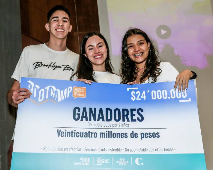 Mateo Escobar, Camila Guevara e Isabella Bedoya fueron el equipo ganador escogido por el jurado. Fotos: Jaime Pérez.