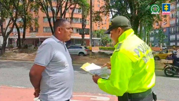 Uno de los seis policías fue capturado en el sector La Mota, del suroccidente de Medellín. FOTO: Cortesía Fiscalía