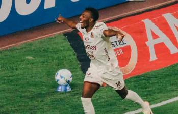 El delantero colombiano Kevin Flórez celebra el gol con el que el Deportes Tolima venció como visitante al Táchira. FOTO TOMADA X@cdtolima