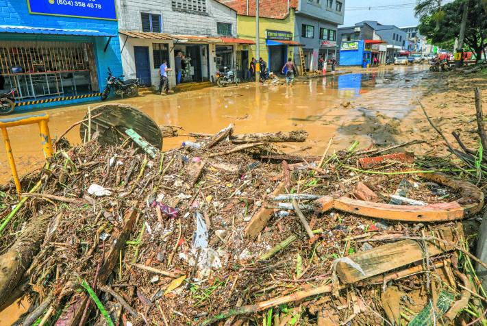 Es necesario que haya más consciencia e información sobre estas emergencias en los barrios y que la gente pueda prepararse, que sepa usar el SIATA, por ejemplo, y tenga claro el protocolo para actuar ante un aguacero, un desbordamiento o inundación. FOTO ESNEYDER GUTIÉRREZ