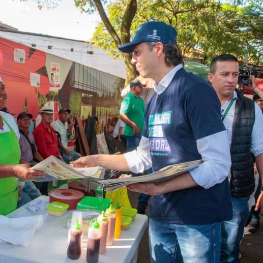 Por primera vez en la historia de Medellín, un alcalde renunció al cargo. Daniel Quintero dejó la ciudad abandonada y en su último día se fue a entregar volantes sobre su gestión. FOTO: ALCALDÍA DE MEDELLÍN