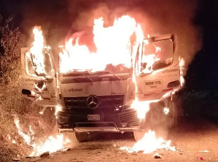 Este fue el camión compactador de basuras incinerado por los delincuentes, en la vía al relleno sanitario de Popayán. FOTO: CORTESÍA. 