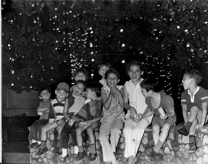 Un grupo de niños disfruta las luces en el parque de Bolívar en 1973. FOTO ARCHIVO EL COLOMBIANO