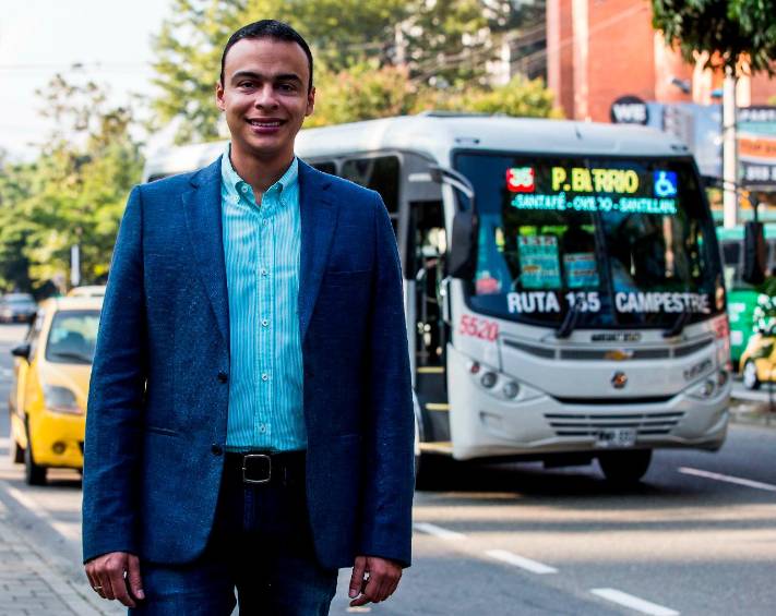 Exsecretarios de la Alcaldía rodean a “Fico” en su campaña