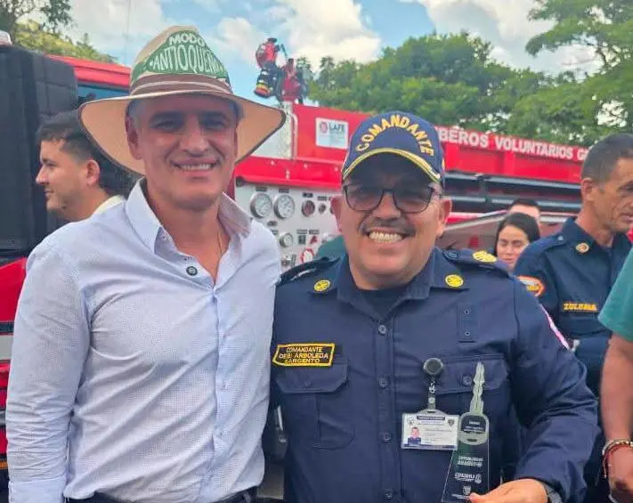 Deibi Arboleda (der.) había llevado el cuerpo de bomberos de Anorí a tener reconocimiento subregional. Acá, con el gobernador Andrés Julián Rendón. FOTO: CORTESÍA ALCALDÍA ANORÍ