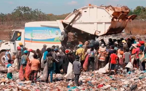 Los desplazados acuden al relleno sanitario en busca de reciclaje y alimento. FOTO Defensoría del Pueblo