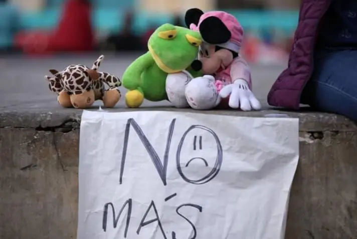 Cartel que dice ‘No más’ durante protesta contra abuso infantil en Medellín. Foto: Cortesía.