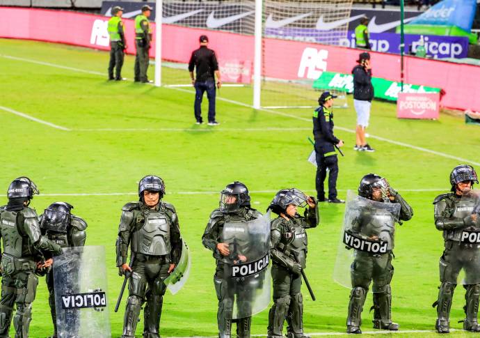 Tan acalorada estaba la situación que fue necesario el ingreso del Escuadrón Móvil Antidisturbios (Esmad). FOTO: Jaime Pérez