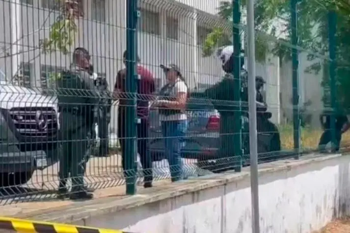 Los dos adolescentes quedaron sin vida en el estacionamiento de la escuela. Los criminales lograron escapar. FOTO: Captura de video