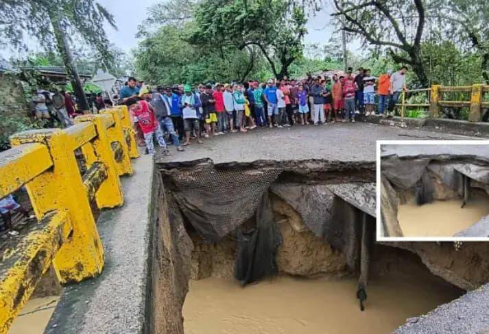 Caída de puente en San Juan de Urabá tras lluvias. FOTO: Cortesía.