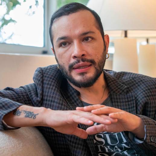 Frank Durango es artista y estilista. Estudia Bellas Artes y hace un par de meses abrió su primer salón, llamado Ambroxia, con el apoyo de un par de socios. Esneyder Gutiérrez.