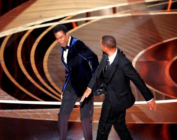 Will Smith golpea a Chris Rock en plena transmisión de los Oscar 2022, tras una broma sobre Jada Pinkett Smith. El incidente sacudió a Hollywood y le costó a Smith una sanción de diez años. FOTO: Getty