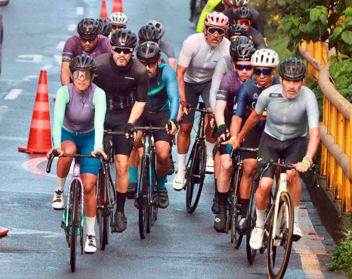 Este es otro de grupo de participantes de la rodada del Clásico El Colombiano, que este domingo recorrió 16 kilómetros para seguir con la preparación para el evento del 30 de noviembre. FOTO MANUEL SALDARRIAGA 