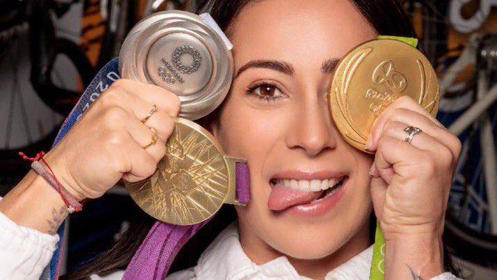 Mariana Pajón con las tres medallas olímpicas que ha ganado: Londres 2012, Rio 2016 y Tokio 2020. FOTO: REDES SOCIALES