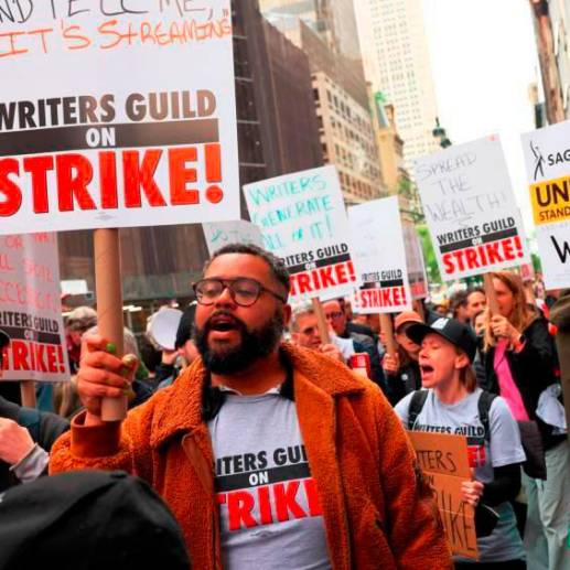 Una de las protestas que tuvo lugar durante la huelga de guionistas en Hollywood. Foto: Getty. 