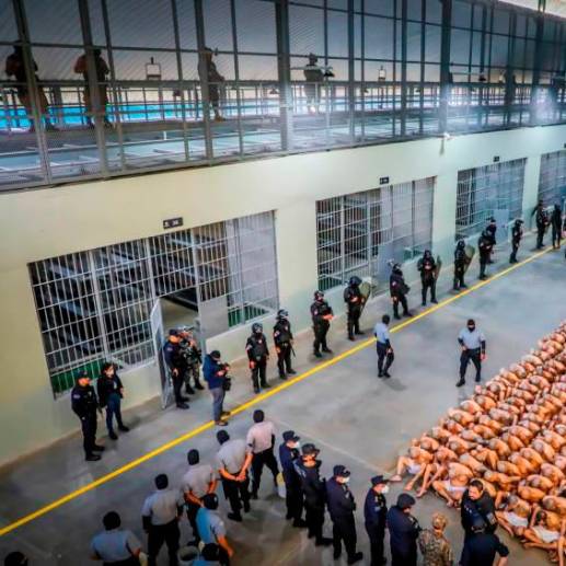 Las organizaciones defensoras de derechos humanos reclaman que no hay trato digno para los presos de la megacárcel de El Salvador. Dicen que duermen en el suelo y no hay salubridad. FOTO GETTY