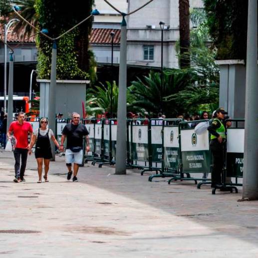 La Plaza Botero, el Parque Lleras y el Bulevar de la 68 en Castilla fueron rodeados con vallas y vigilancia de la Policía. FOTO: JULIO CÉSAR HERRERA.