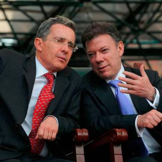 <span class="mln_uppercase_mln">Álvaro</span><b><span class="mln_uppercase_mln"> Uribe Vélez, presidente en los periodos 2002 - 2010 y Juan Manuel Santos, el entonces ministro de Defensa. FOTO: CORTESÍA</span></b>