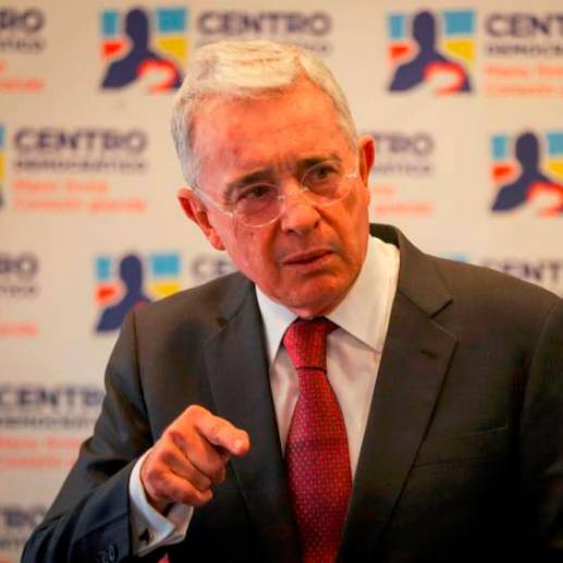 Exmiembros de la Comisión de la Verdad creen que el expresidente Álvaro Uribe debe de responder por falsos positivos. Foto: Colprensa. 